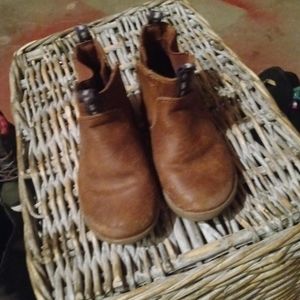 Young toddler boys zip up Boots 🥾